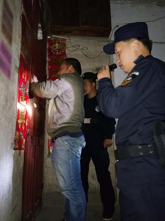 南阳粗心妈妈误将幼女锁家中 