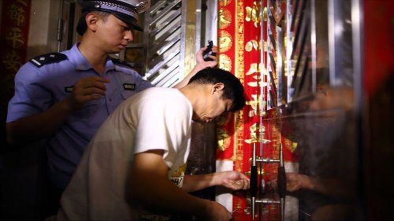 南阳请开锁师傅开了锁后，师傅